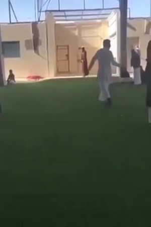 بالفيديو .. مفحط يقتحم مدرسة ويصيب الطلبة بالهلع