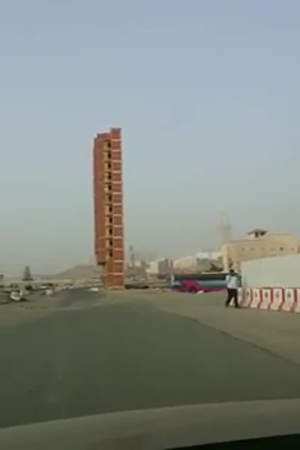 بالفيديو .. مبنى غريب وسط العاصمة في المملكة