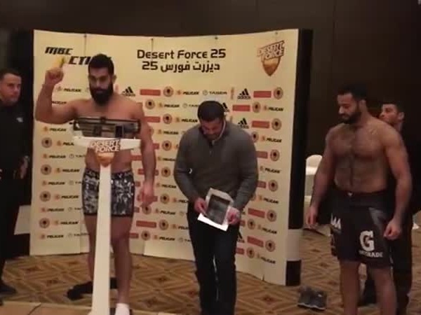 يشتبكان بالأيدي قبل مباراتهما معًا بدقائق .. فيديو