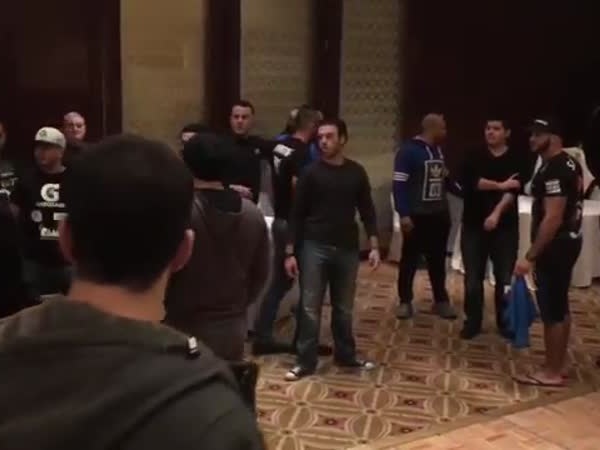 يشتبكان بالأيدي قبل مباراتهما معًا بدقائق .. فيديو