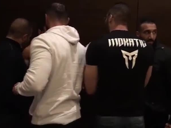 يشتبكان بالأيدي قبل مباراتهما معًا بدقائق .. فيديو