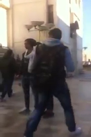 فيديو لحادث اشتباك بين شباب وفتاة في أحد المعاهد