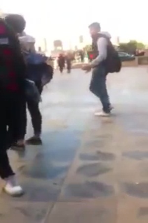 فيديو لحادث اشتباك بين شباب وفتاة في أحد المعاهد