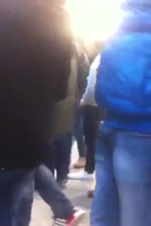 فيديو لحادث اشتباك بين شباب وفتاة في أحد المعاهد