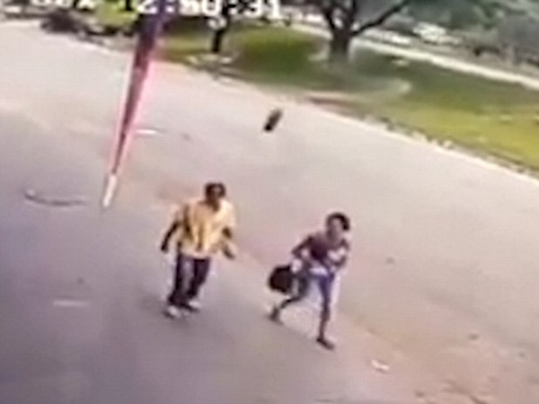 إطار طائش يكسر جمجمة مار في الشارع .. فيديو