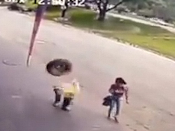 إطار طائش يكسر جمجمة مار في الشارع .. فيديو