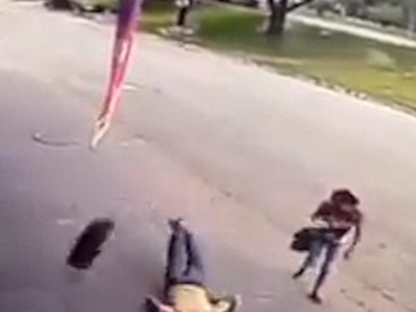 إطار طائش يكسر جمجمة مار في الشارع .. فيديو