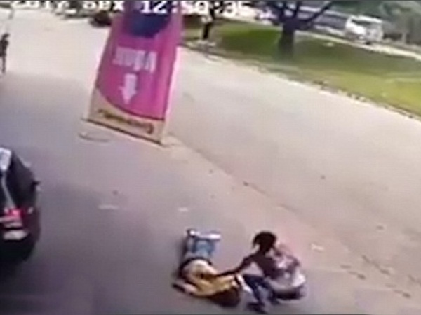 إطار طائش يكسر جمجمة مار في الشارع .. فيديو