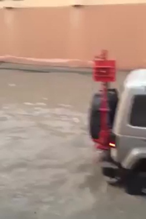 شاهد كيف استغل شاب مياه الأمطار بطريقة طريفة