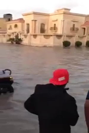 شاهد كيف استغل شاب مياه الأمطار بطريقة طريفة