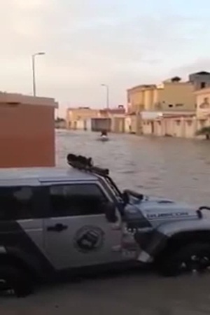 شاهد كيف استغل شاب مياه الأمطار بطريقة طريفة