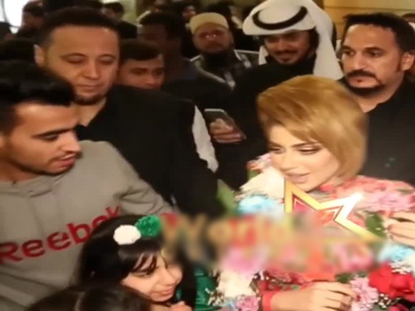 شاهد حليمة بولند تدفع أحد المعجبين .. تعرف على السبب