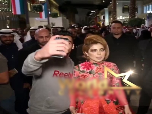 شاهد حليمة بولند تدفع أحد المعجبين .. تعرف على السبب