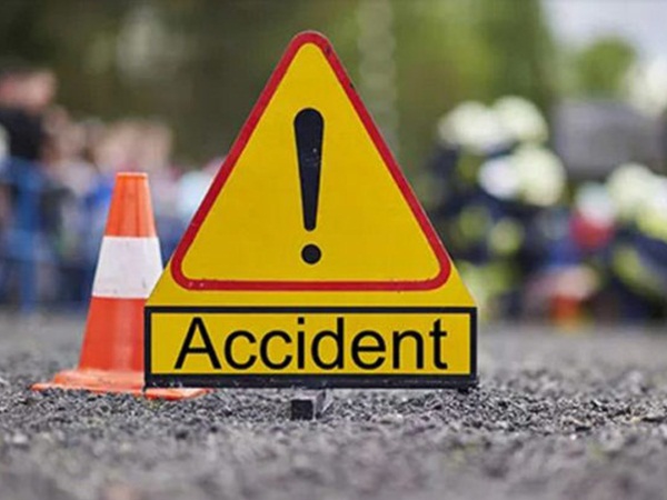 بالفيديو: عمود إنارة يقسم سيارة شطرين في جازان!