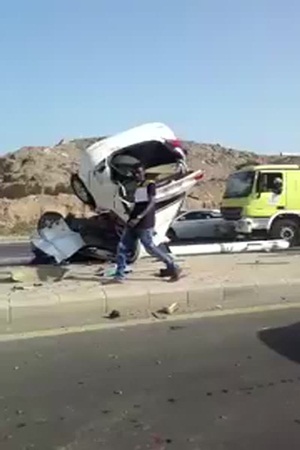 بالفيديو: عمود إنارة يقسم سيارة شطرين في جازان!