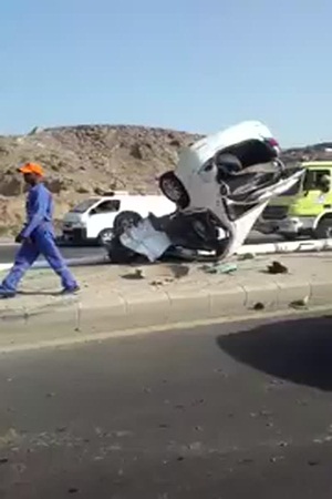 بالفيديو: عمود إنارة يقسم سيارة شطرين في جازان!