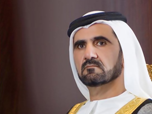 بالصور: حاكم دبي يساعد مجموعة من السائحين تعطلت سيارتهم في الصحراء