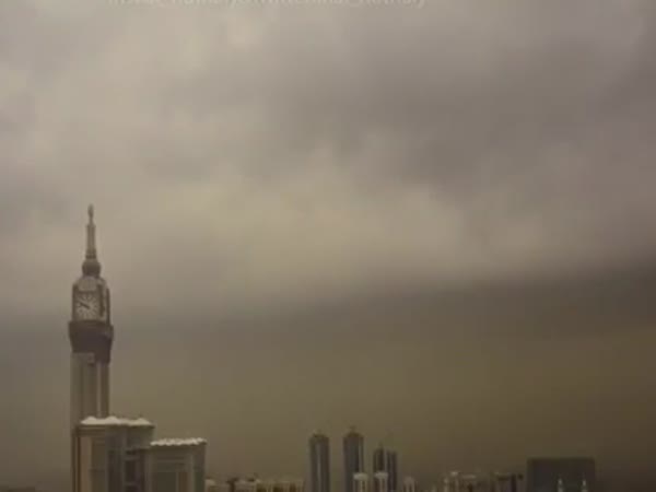 فيديو لمرور العاصفة الترابية على مكة المكرمة