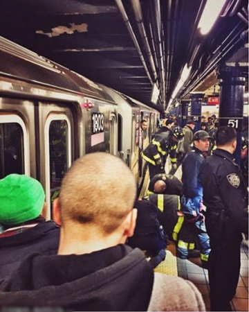 حادث مأساوي لقتاة سقطت في محطة القطار .. فيديو