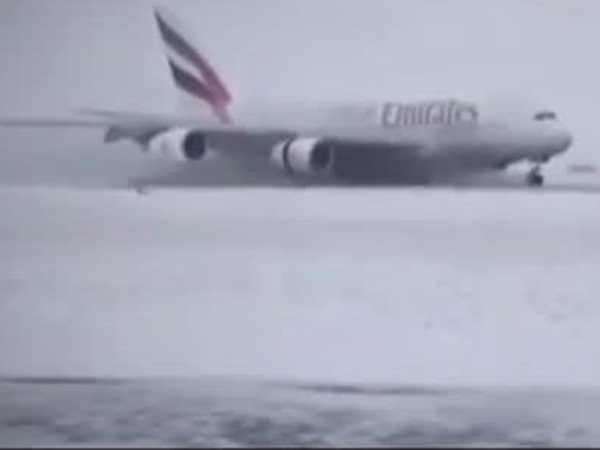 شاهد الهبوط الاحترافي لطائرة طيران الإمارات فوق الجليد