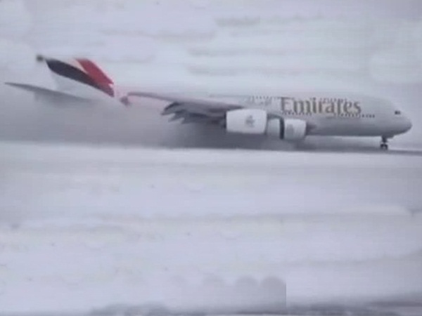 شاهد الهبوط الاحترافي لطائرة طيران الإمارات فوق الجليد