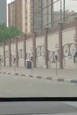 بالفيديو .. هروب فتاتين من المدرسة باقفز من فوق السور