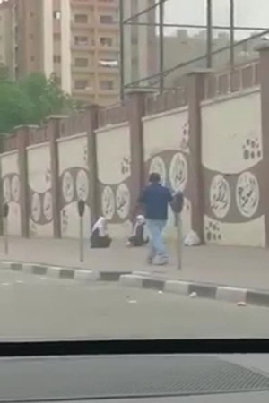 بالفيديو .. هروب فتاتين من المدرسة باقفز من فوق السور