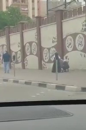 بالفيديو .. هروب فتاتين من المدرسة باقفز من فوق السور