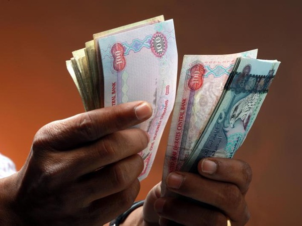 بالفيديو .. هندي يحث على العمل في دبي مستعرضًا ثروته