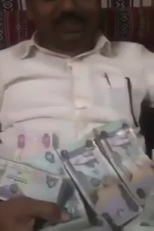 بالفيديو .. هندي يحث على العمل في دبي مستعرضًا ثروته