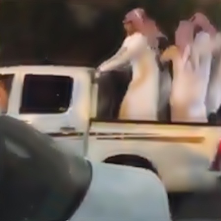 شاهد سقوط ثلاثة شباب من شاحنة يثير الضحك