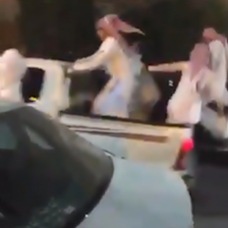 شاهد سقوط ثلاثة شباب من شاحنة يثير الضحك