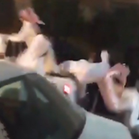 شاهد سقوط ثلاثة شباب من شاحنة يثير الضحك