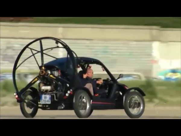 يعبر القناة الإنجليزية بسيارة شراعية .. فيديو