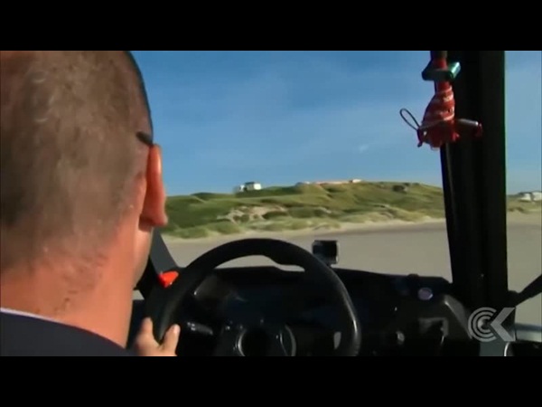 يعبر القناة الإنجليزية بسيارة شراعية .. فيديو