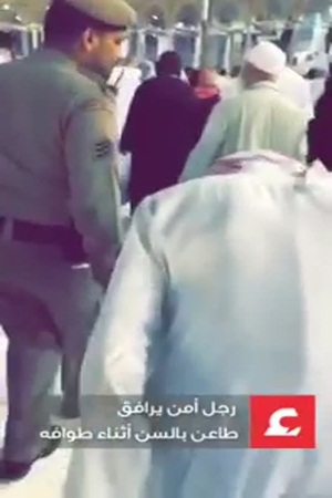 رجل أمن في الحرم المكي يساعد عجوزًا لإكمال طوافه .. فيديو