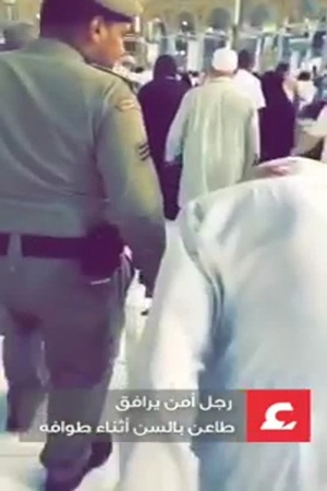 رجل أمن في الحرم المكي يساعد عجوزًا لإكمال طوافه .. فيديو