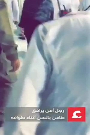 رجل أمن في الحرم المكي يساعد عجوزًا لإكمال طوافه .. فيديو