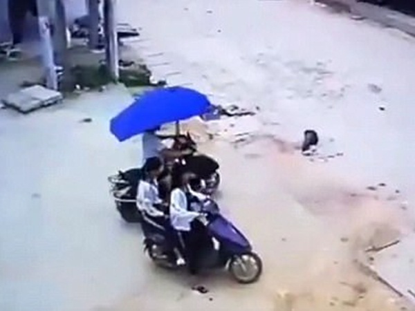 شاهد بالفيديو .. معجزة إلهية تنجي طفل من الموت المؤكد
