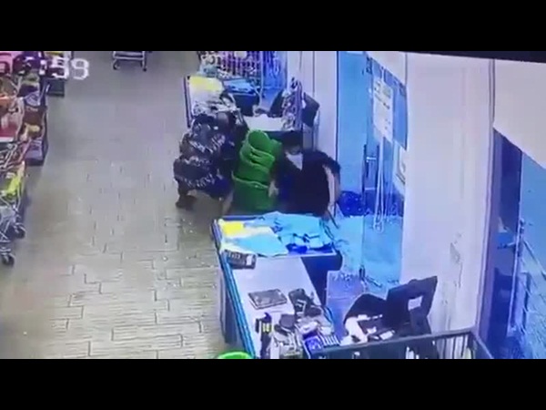 بالفيديو .. سطو مراهقان على متجر وقت الإفطار