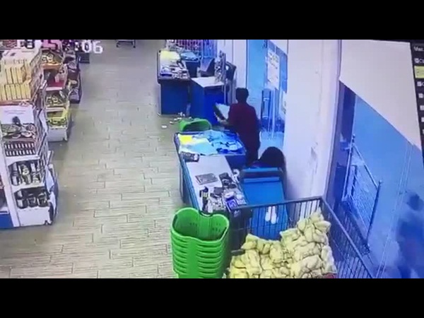 بالفيديو .. سطو مراهقان على متجر وقت الإفطار