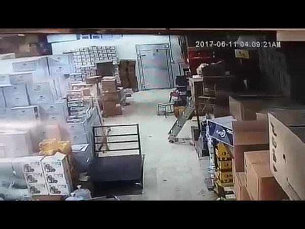 ألقت الشرطة السعودية القبض على لصوص محطة الوقود .. والسبب سيارتهم .. فيديو