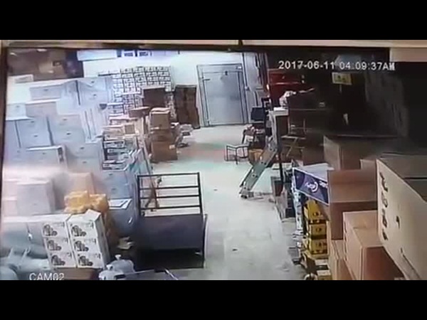 ألقت الشرطة السعودية القبض على لصوص محطة الوقود .. والسبب سيارتهم .. فيديو