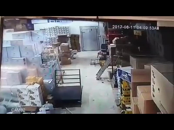 ألقت الشرطة السعودية القبض على لصوص محطة الوقود .. والسبب سيارتهم .. فيديو