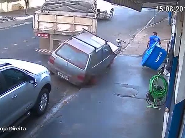 بالفيديو .. تفاجأ باقتحام شاحنة للمتجر وتنجو بحياتها بمعجزة