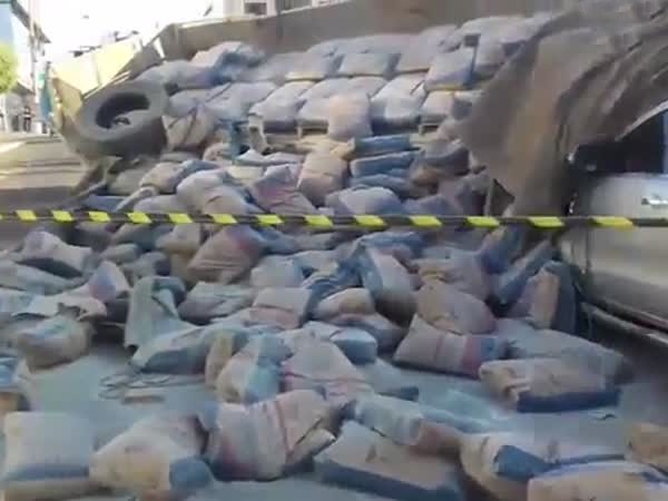 بالفيديو .. تفاجأ باقتحام شاحنة للمتجر وتنجو بحياتها بمعجزة