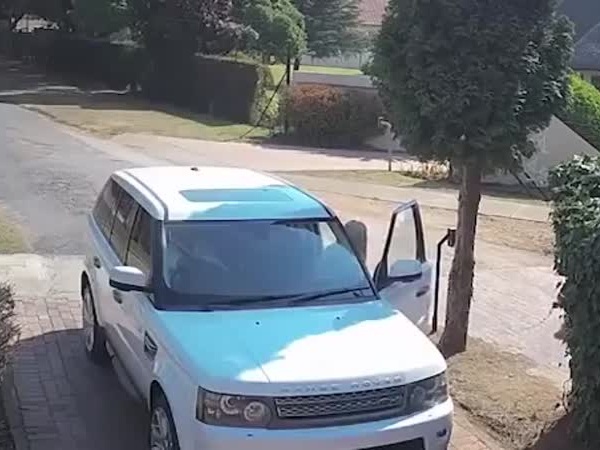 بالفيديو .. هكذا نجا هذين الزوجين من السرقة المسلحة