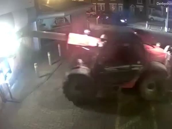 بهذه الطريقة الغريبة سرقوا المصرف .. فيديو