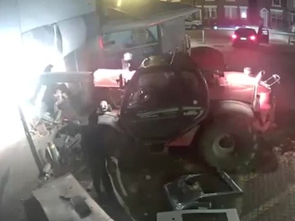بهذه الطريقة الغريبة سرقوا المصرف .. فيديو