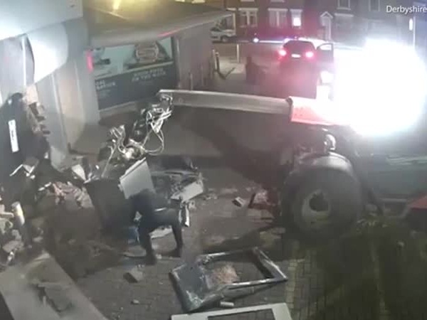 بهذه الطريقة الغريبة سرقوا المصرف .. فيديو